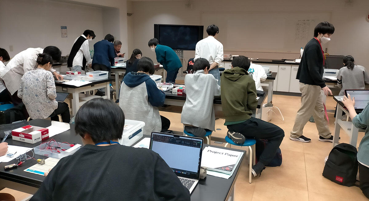 4/27　千葉市科学館での実験指導１